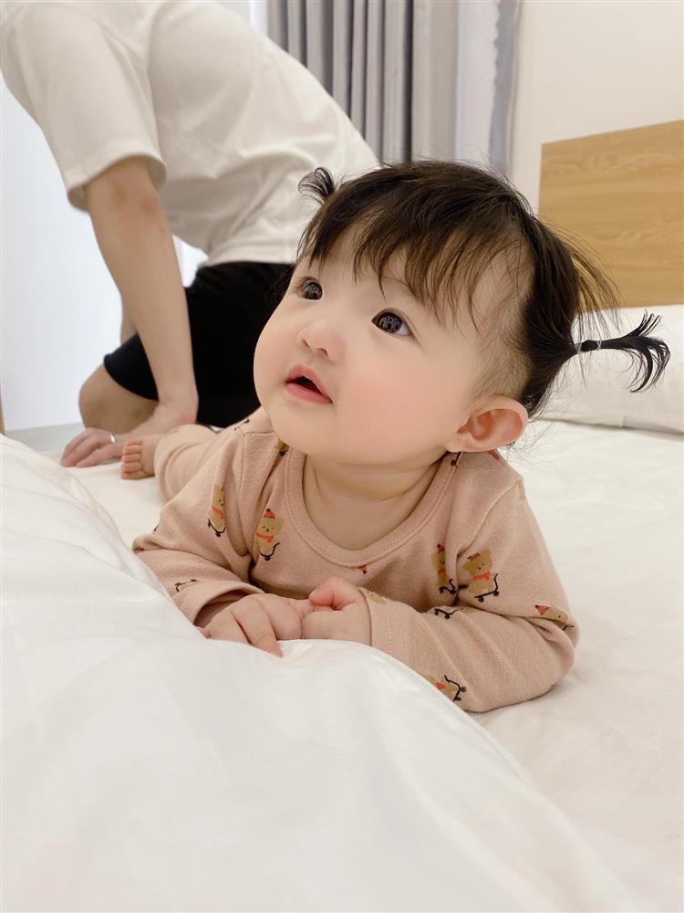 Con gái Đông Nhi bên bà nội quyền lực, ngoại hình được so sánh-5