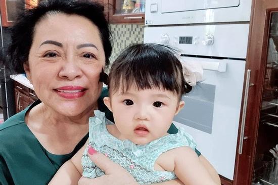 Con gái Đông Nhi bên bà nội quyền lực, ngoại hình được so sánh