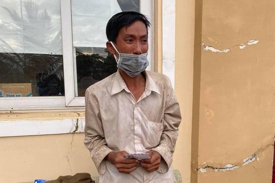 Người đàn ông đi bộ 16 ngày về quê, bật khóc khi nhận hơn 7 triệu đồng