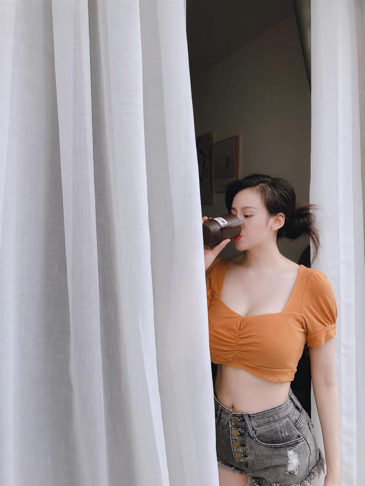 Bà Tưng ăn mặc kín đáo, dân mạng đổ dồn vòng 1 khủng tràn khỏi áo-7