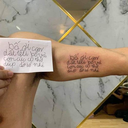 Ông bố trẻ xăm lên tay lời tỏ tình nguệch ngoạc của con cho chắc cú-1