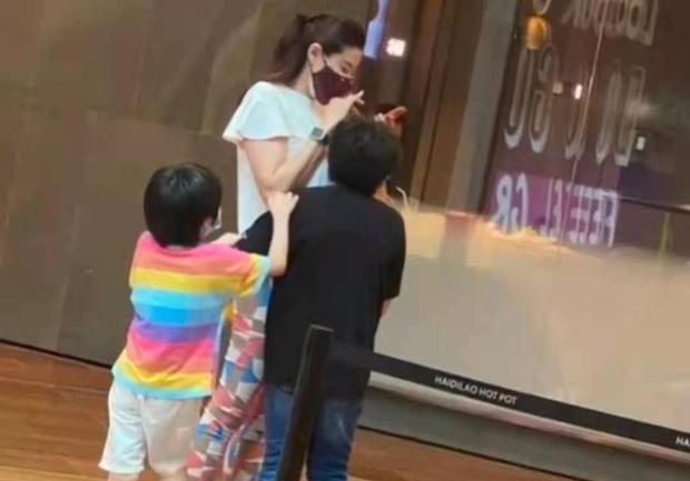 Quý tử thứ 3 nhà Trương Bá Chi chính thức lộ mặt-4