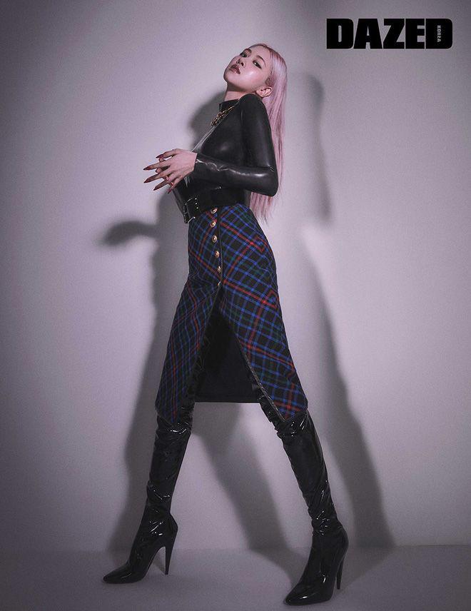 Rosé chân nhỏ xíu nhưng toàn thích giày ngoại cỡ khủng bố nuốt hết người!-13