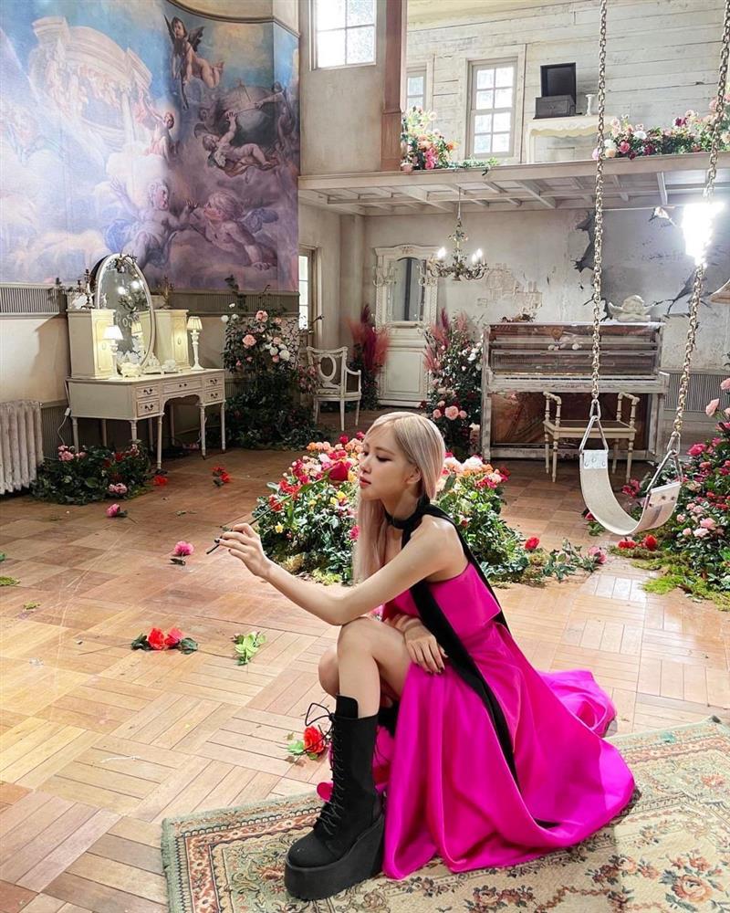 Rosé chân nhỏ xíu nhưng toàn thích giày ngoại cỡ khủng bố nuốt hết người!-8