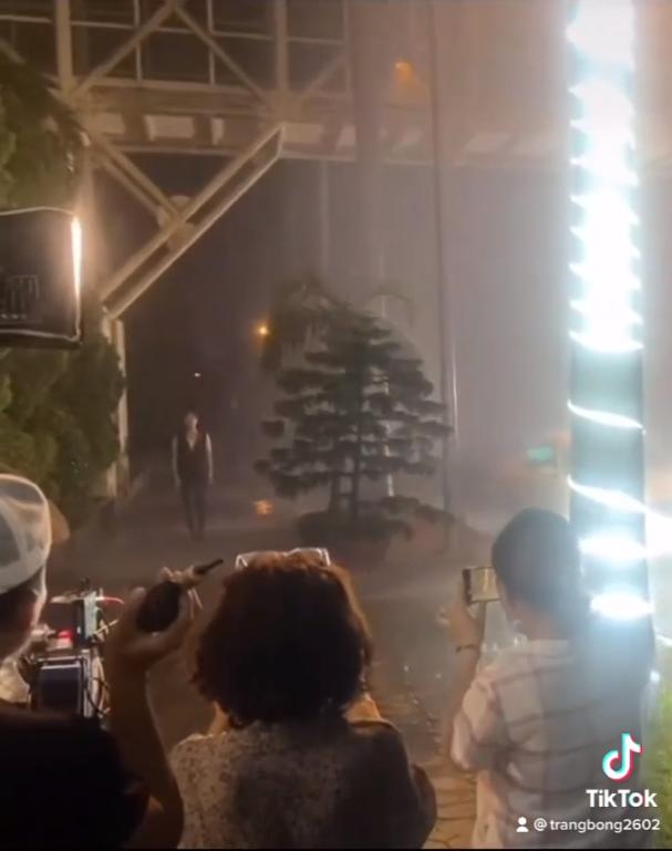 Hương Vị Tình Thân: Nam đi giữa đêm mưa, lướt qua Long như người lạ-1