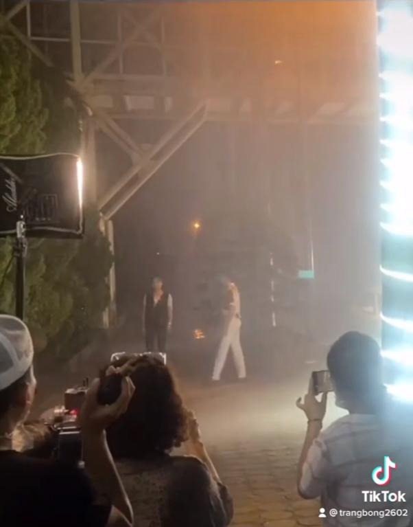 Hương Vị Tình Thân: Nam đi giữa đêm mưa, lướt qua Long như người lạ-2