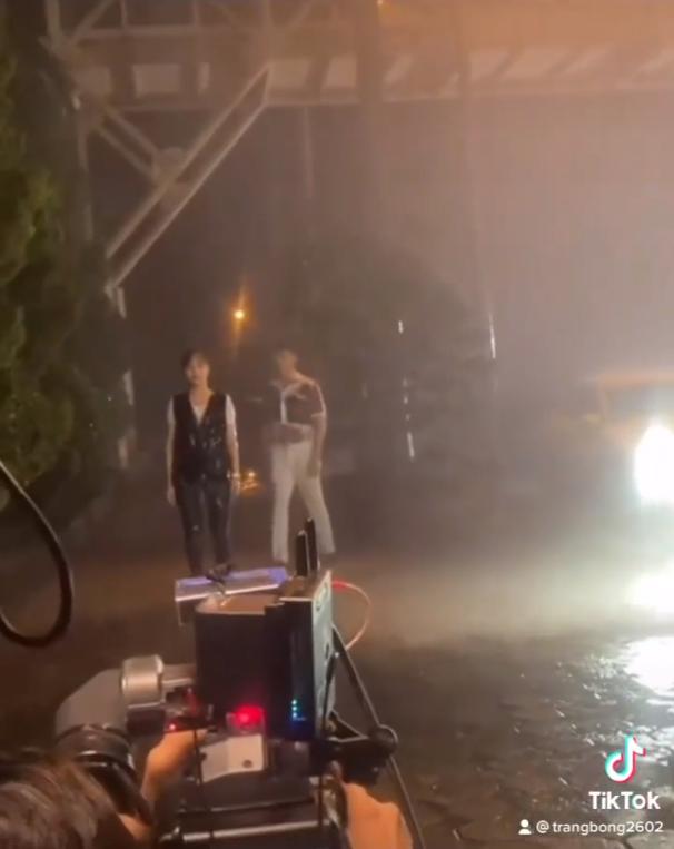 Hương Vị Tình Thân: Nam đi giữa đêm mưa, lướt qua Long như người lạ-3