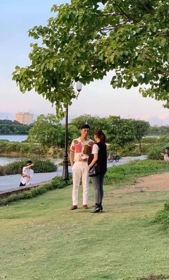 Hương Vị Tình Thân: Nam đi giữa đêm mưa, lướt qua Long như người lạ-4