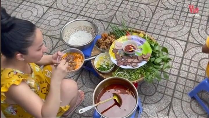 Lê Dương Bảo Lâm bị chỉ trích vì tụ tập ăn bún bò mùa dịch-1