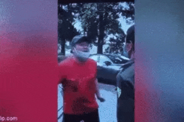 Clip: Đấm thẳng mặt cán bộ chốt kiểm dịch khi bị nhắc đeo khẩu trang