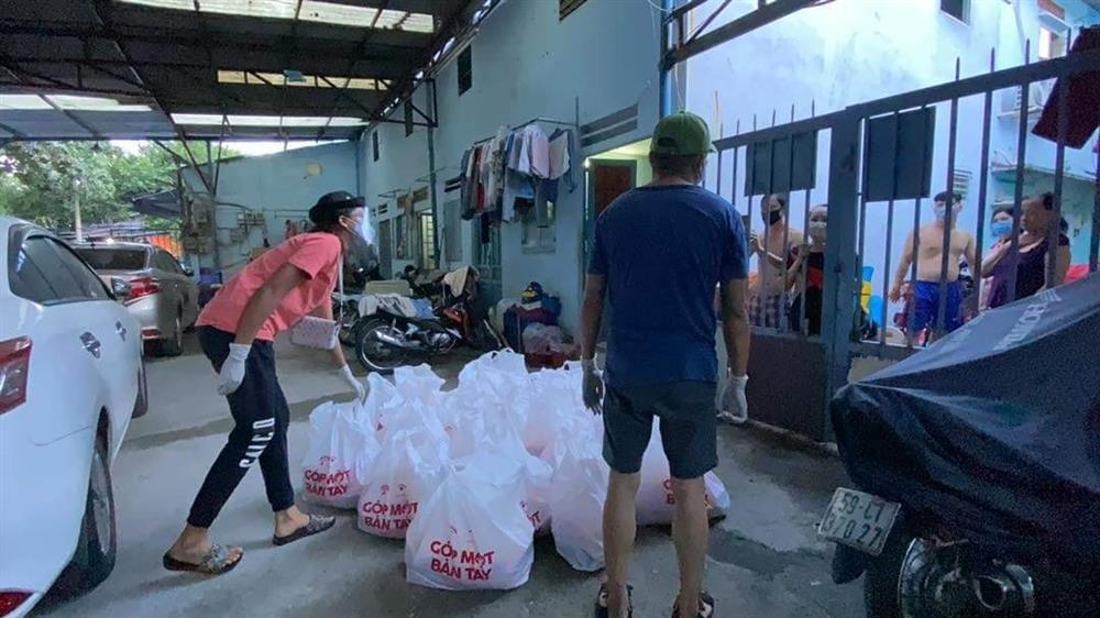 HHen Niê hóa shipper năng nổ, chung tay phòng chống Covid-19-4