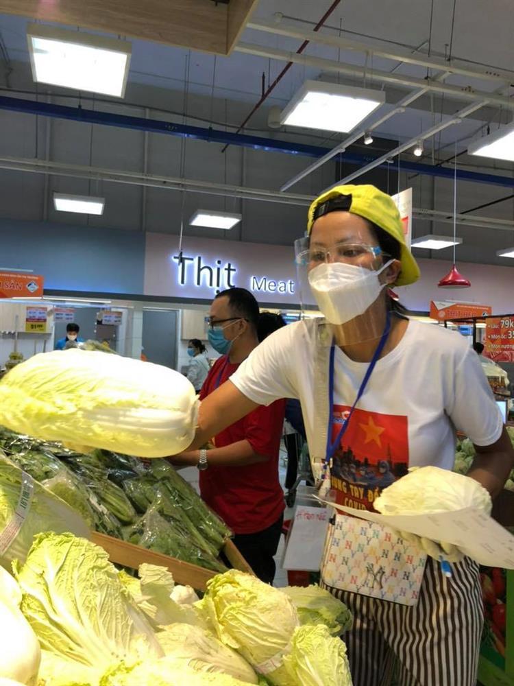 HHen Niê hóa shipper năng nổ, chung tay phòng chống Covid-19-7