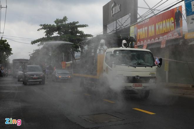 Tìm người tung tin thất thiệt TP.HCM dùng 5 trực thăng phun khử khuẩn-1