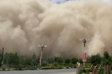 Bão cát nhấn chìm thành phố ở Trung Quốc