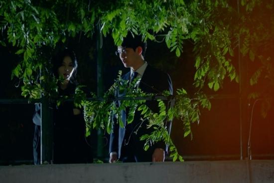 Cảnh bị cắt trong tập 7 'Penthouse 3': Ha Yoon Cheol say sưa hôn gái lạ