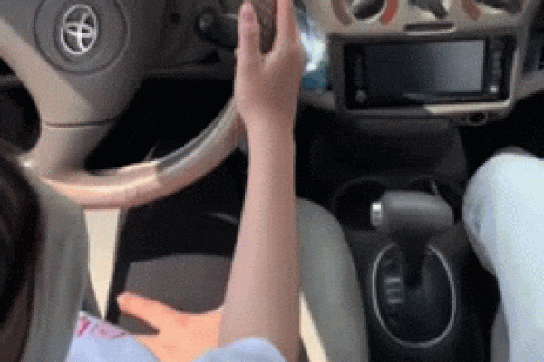 Thầy giáo động chạm vùng nhạy cảm của học viên nữ trong lúc dạy lái xe