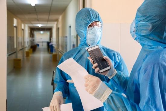 Nếu dương tính mà chưa kịp đến viện, bình tĩnh nghe bác sĩ hướng dẫn