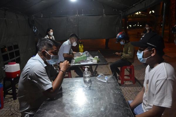 Ra đường sau 18h, gã trai nằm ẩn dưới mương nước khi bị truy đuổi-2