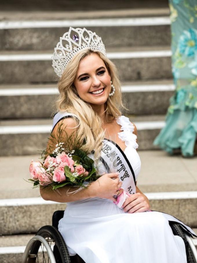 Madeline từng giành vương miện tại một số cuộc thi phù hợp với bản thân: Miss Wheelchair USA 2016, Queen Beauty Alaska 2019.