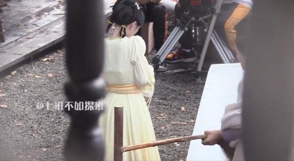 Cúc Tịnh Y bị đánh tới tấp, cuối cùng mỹ nữ cũng chịu hy sinh vì vai diễn!-11