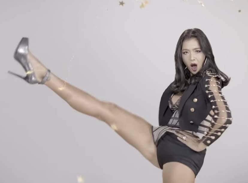 Cùng pose dáng xoạc rộng ra: Hà Hồ sang chảnh - Thu Minh kém duyên-5