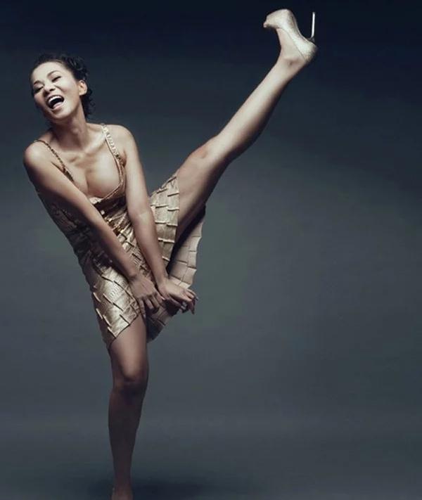 Cùng pose dáng xoạc rộng ra: Hà Hồ sang chảnh - Thu Minh kém duyên-7