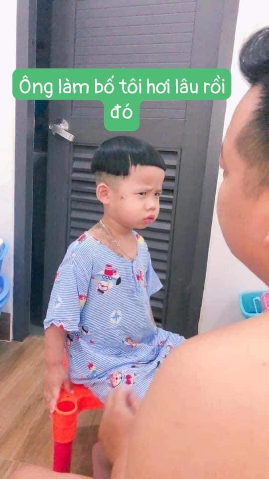 Cười ngất biểu cảm cực căng của cậu nhóc khi bố đè ra cắt tóc-4