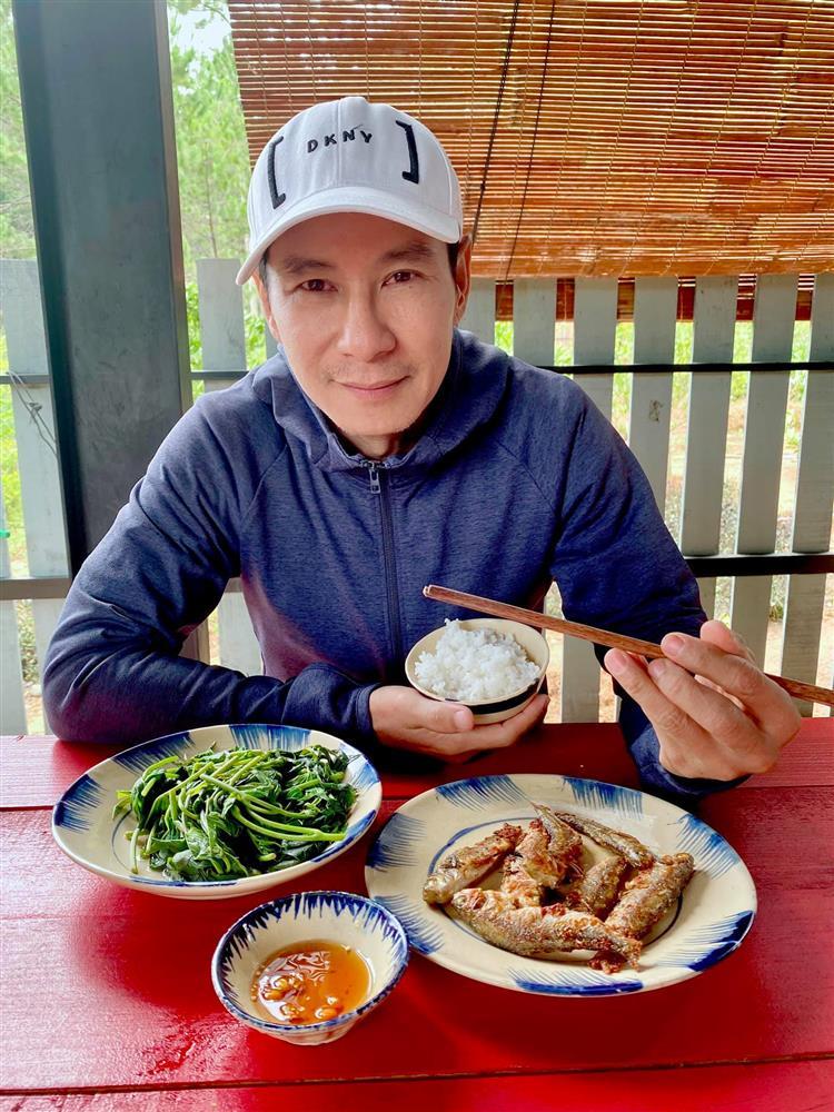 Lý Hải đăng ảnh gia đình, đôi dép chó gặm chiếm spotlight-7