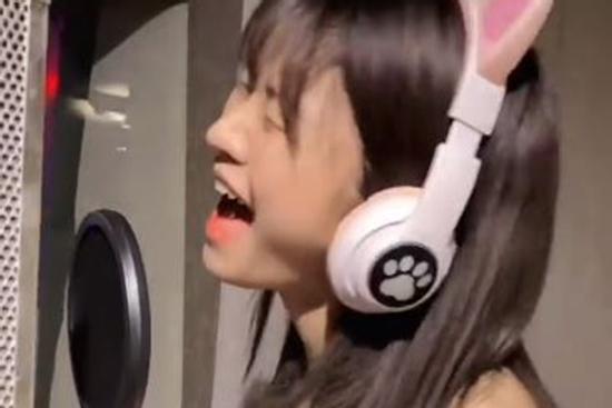 Lê Bống trổ tài hát như ca sĩ, vô tình lộ 1s khiến tất cả hết hồn