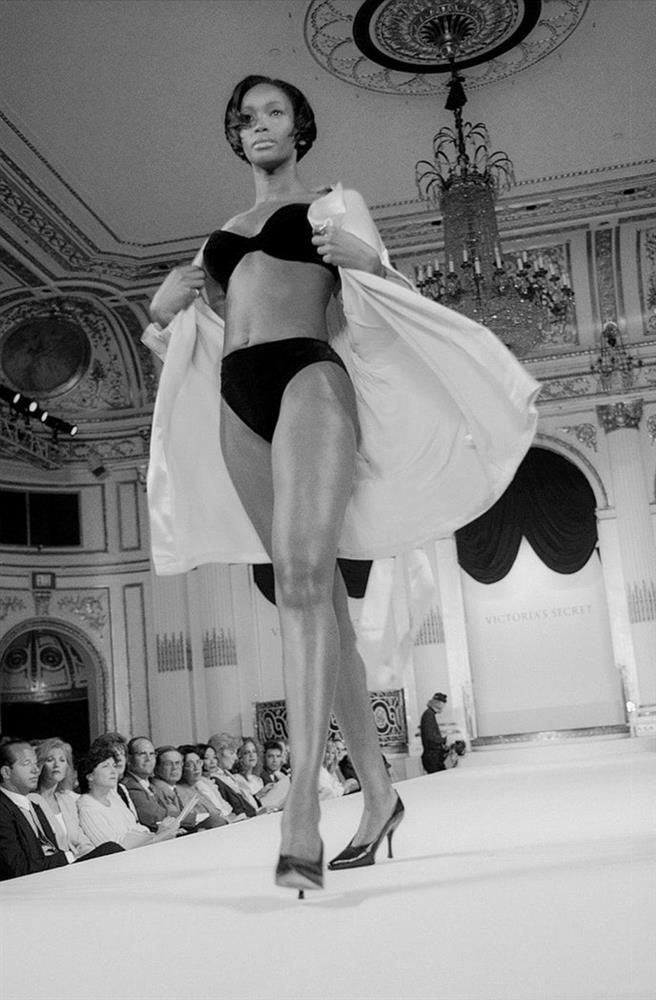 Show Victorias Secret thời đầu: Áo quần từ thập niên 90, dàn mẫu tuyển chọn khắt khe-1