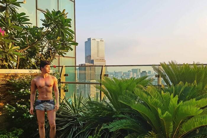 Bị chê ngực silicon, Nathan Lee càng chăm show body bóng nhẫy-4