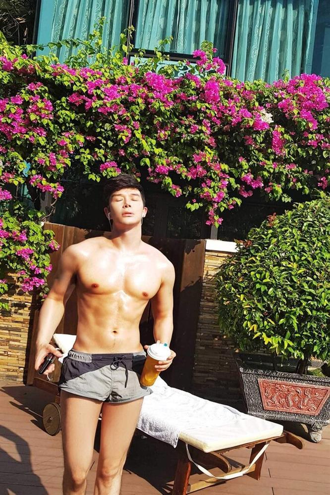 Bị chê ngực silicon, Nathan Lee càng chăm show body bóng nhẫy-5