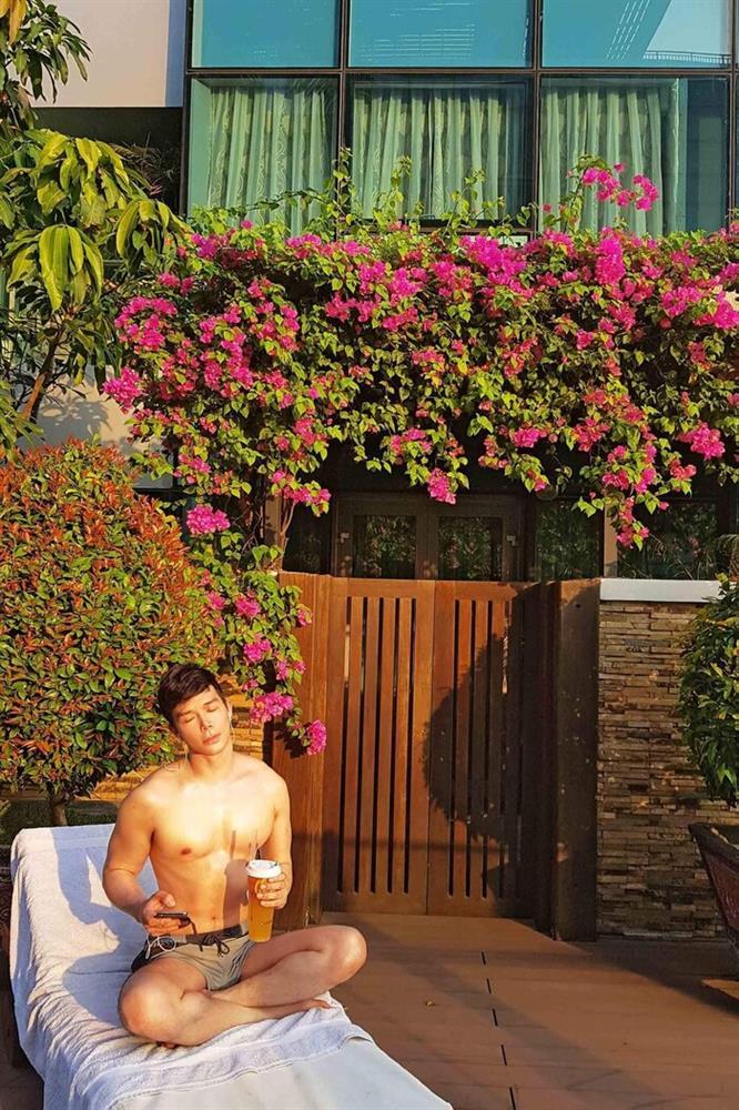 Bị chê ngực silicon, Nathan Lee càng chăm show body bóng nhẫy-6