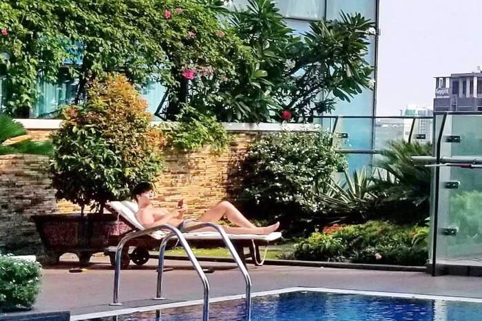 Bị chê ngực silicon, Nathan Lee càng chăm show body bóng nhẫy-7