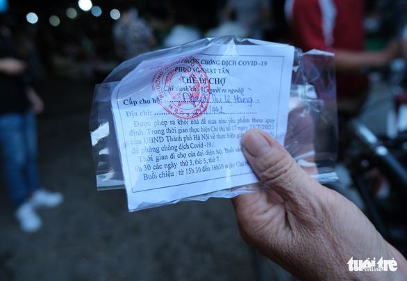 Chùm ảnh: Ngày đầu người dân Hà Nội đi chợ cầm phiếu chẵn, lẻ-2