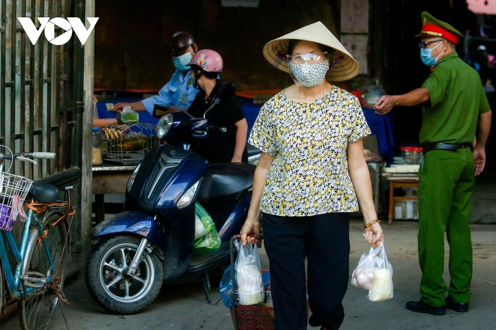 Chùm ảnh: Ngày đầu người dân Hà Nội đi chợ cầm phiếu chẵn, lẻ-7