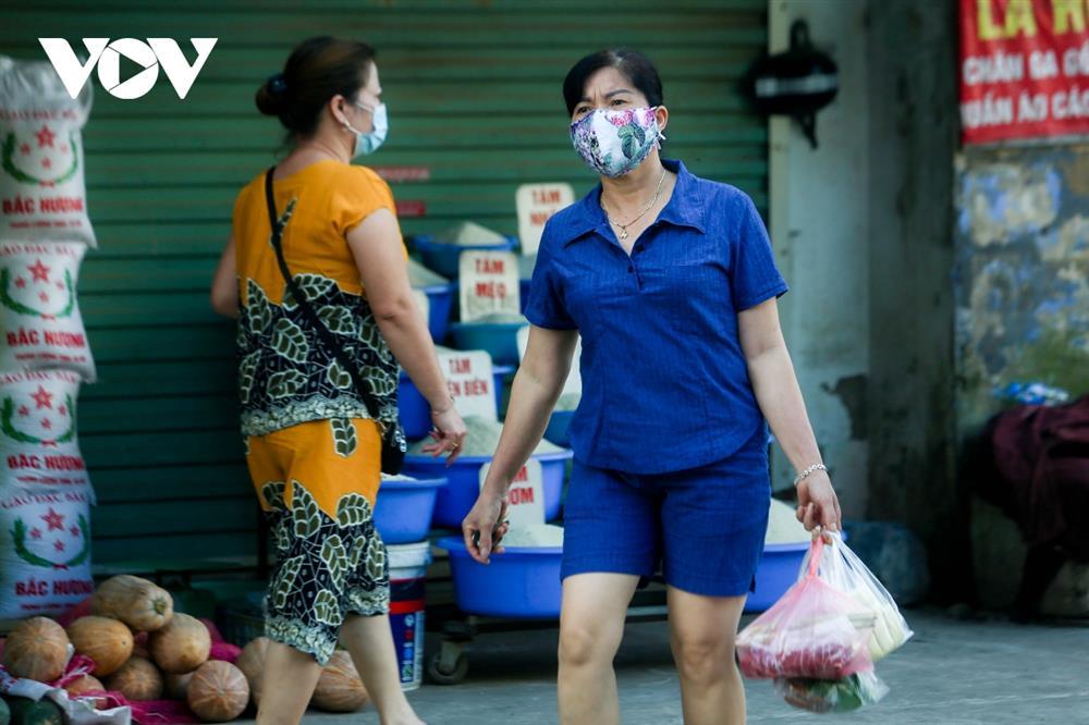 Chùm ảnh: Ngày đầu người dân Hà Nội đi chợ cầm phiếu chẵn, lẻ-9
