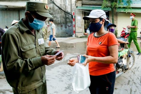 Chùm ảnh: Ngày đầu người dân Hà Nội đi chợ cầm phiếu chẵn, lẻ