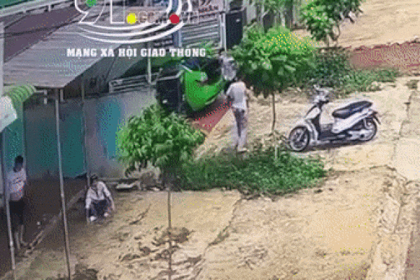 Rùng mình khoảnh khắc em bé bị cửa cuốn đè ngang người khi cố chui ra-1