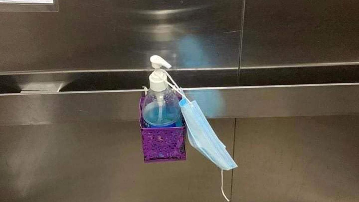 Thanh niên nhổ nước bọt, lấy khẩu trang lau miệng rồi vứt ở thang máy-2