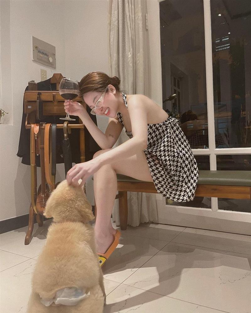 Trâm Anh trêu chó mà khiến người xem thót tim vì chỉ sợ lộ hàng-1