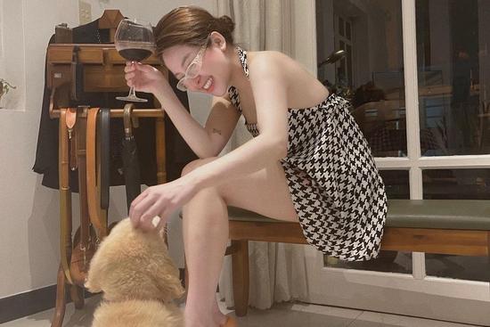 Trâm Anh thường để lưng trần, ăn mặc sexy hết nấc khi ở nhà