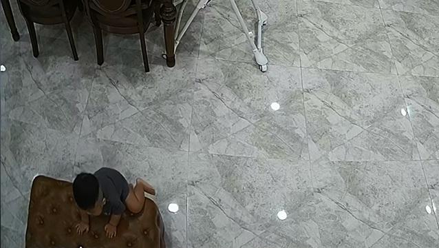 Thót tim nhìn con trai Hòa Minzy ngã ngửa từ trên cao-2