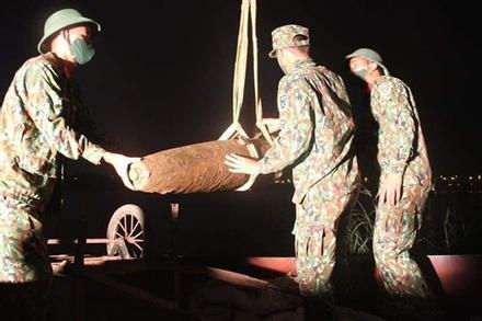 Hà Nội: Trục vớt quả bom nặng 230kg dưới chân cầu Chương Dương