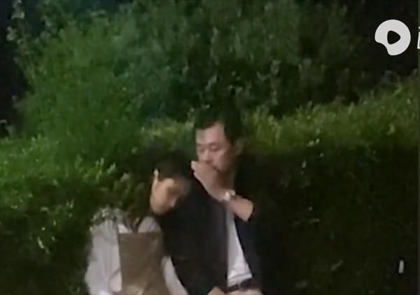 Con gái thất tình ngồi dưới mưa, bố có hành động khiến dân mạng xúc động-2