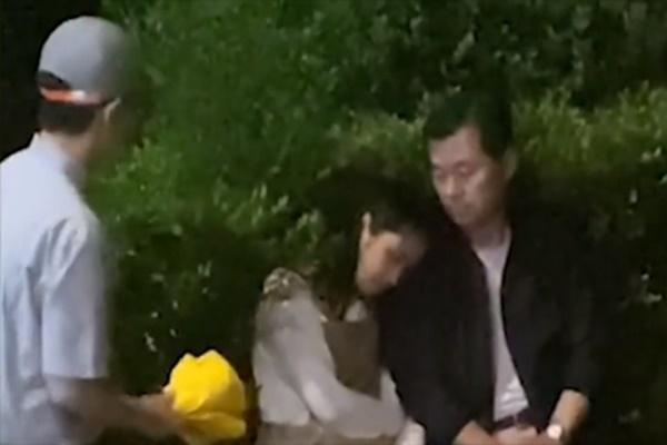 Nam sinh thất tình, cả lớp xúm lại an ủi theo cách siêu lầy-2