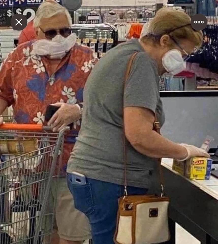 Muôn kiểu đeo khẩu trang tự chế như diễn hài thời Cô Vy-1