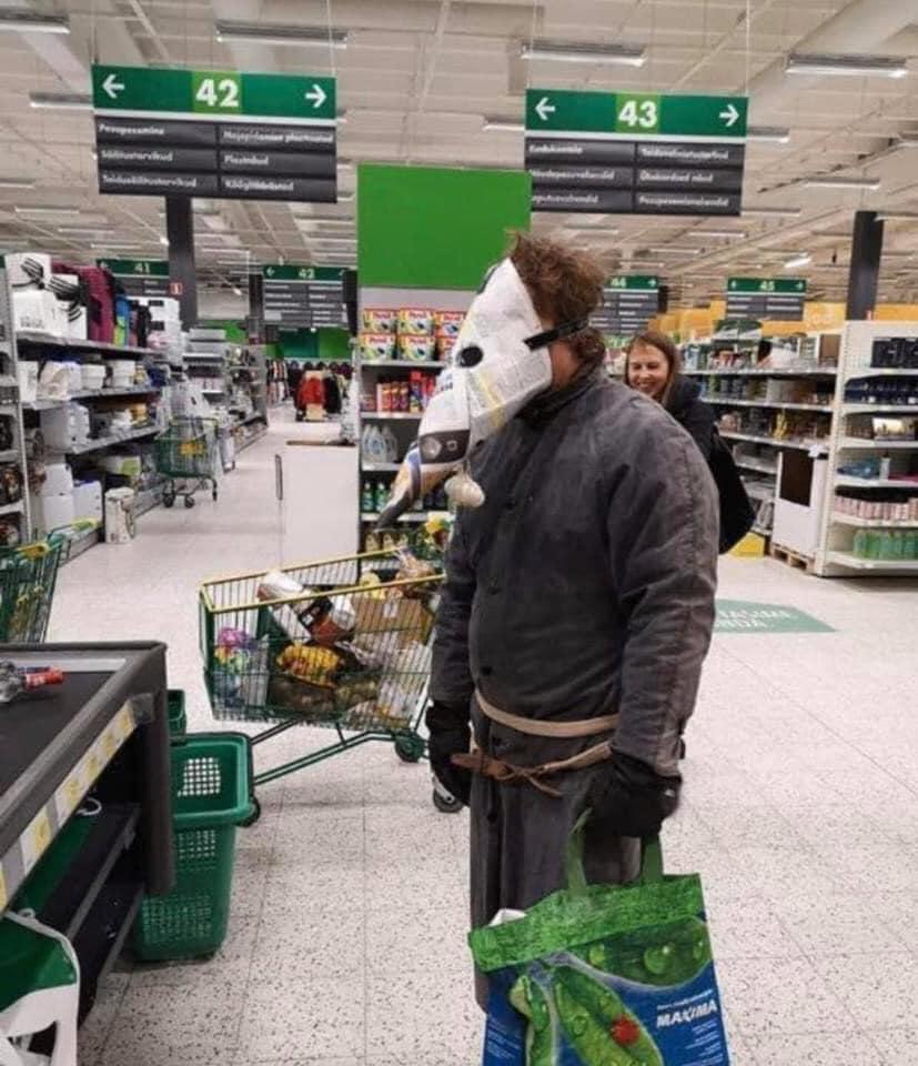 Muôn kiểu đeo khẩu trang tự chế như diễn hài thời Cô Vy-3