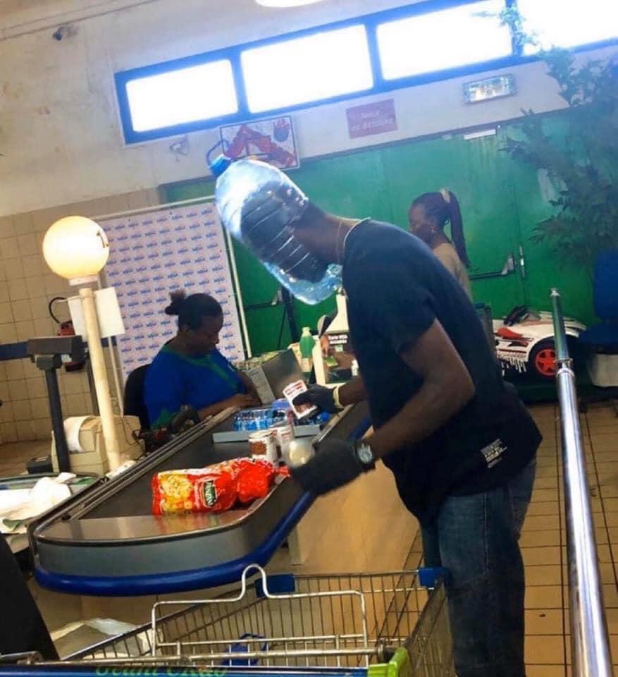 Muôn kiểu đeo khẩu trang tự chế như diễn hài thời Cô Vy-5