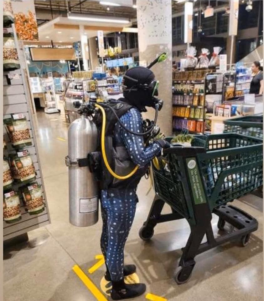 Muôn kiểu đeo khẩu trang tự chế như diễn hài thời Cô Vy-7